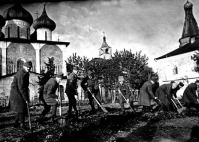 Суздаль - Румынские офицеры – военнопленные лагеря №160 за работой в огороде