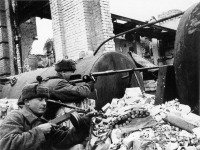 Волгоград - Бронебойщики Беляковцев и Бесарабов на позиции среди руин Сталинграда.
