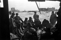Волгоград - Советские бойцы сидят у костра в минуту затишья в Сталинграде.