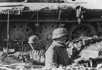 Волгоград - Немецкий пулемётный расчёт у подбитого танка Т-34 в Сталинграде.