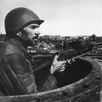 Волгоград - Рабочий сталинградского завода «Красный октябрь» с пулеметом ДТ-29. 1942 год.