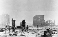 Волгоград - Группа советских саперов в разрушенном Сталинграде.