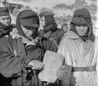 Волгоград - Немецкие пленные под Сталинградом делят хлеб. Январь 1943 года.