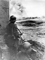 Волгоград - Немецкие солдаты наблюдают за обстрелом советских позиций в Сталинграде. 1942 год.