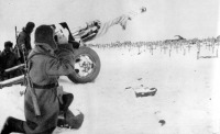 Волгоград - Советские артиллеристы ведут огонь из пушки ЗиС-3 по немецким позициям в Сталинграде.
