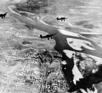 Волгоград - Немецкие пикирующие бомбардировщики Юнкерс Ю-87 (Junkers Ju 87) в небе над Сталинградом. 1942 год.