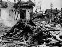 Волгоград - Стрелки подразделения лейтенанта Рогова ведут бой на окраине Сталинграда. Ноябрь 1942 год.