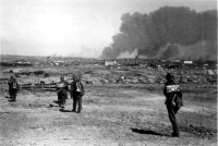 Волгоград - Немецкая пехота продвигается к Сталинграду, горящему на горизонте.