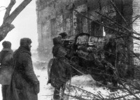 Волгоград - Расчет советской 76-мм дивизионной пушки на развалинах Сталинграда.