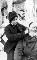 Волгоград - Лейтенант медицинской службы Л. Гумилина оказывает помощь раненому советскому солдату. Сталинград, 1942 год.