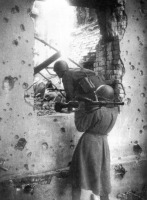 Волгоград - Советский пулемётный расчет меняет огневую позицию в разбитом доме в Сталинграде. 1942 год.