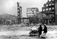 Волгоград - Две жительницы Сталинграда везут свои пожитки на тачке, покидая разрушенный город. 1942 год.
