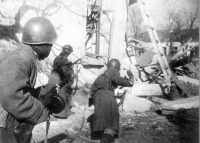 Волгоград - Штурмовая группа 13-й гв.дивизии проводит зачистку домов в Сталинграде, 1942 год.
