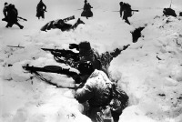 Волгоград - Советские солдаты идут в наступление под Сталинградом. Зима 1942—43 гг.