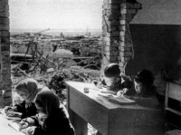 Волгоград - 1943 г. Дети за партами разрушенной школы в Сталинграде.