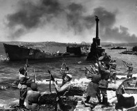 Севастополь - Советские солдаты салютуют в честь освобождения Севастополя.