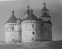 Ярмолинцы - Сутковцы (Ярмолинецкий р-н) Покровская церковь-крепость Общий вид с северной стороны