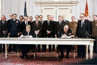 Вена - Президент США Джимми Картер и Генеральный секретарь ЦК КПСС Леонид Брежнев подписывают договор ОСВ-II.