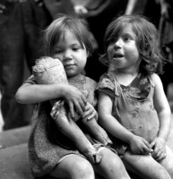 Вена - Италия, Неаполь, 1948 год - Девочки игают с поломанной куклой