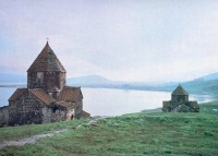 Армения - Церковь Святых Апостолов на полуострове Севан (слева). 874 г.