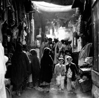 Афганистан - Мальчики, мужчины, женщины, некоторые босиком. На рынке в Кабуле, Афганистан, май 1964. (Фото AP Photo)