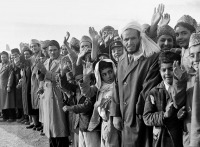 Афганистан - Афганцы стоят вдоль маршрута движения колонны американского президента Эйзенхауэра, Кабул, Афганистан, 9 декабря 1959. (Фото AP Photo):