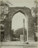 Индия - Большие ворота и железный столб возле Дели. 1900