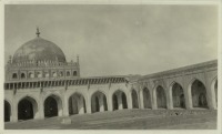Индия - Северо-западный угол двора и купол Джами Масджид в Дели. 1920