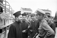 Болгария - Советский офицер беседует с болгарскими священниками