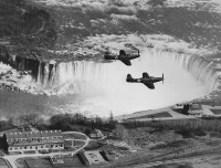  - Пара истребителей с советскими звездами над Ниагарским водопадом