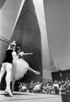 Нью-Йорк - Diana Byar and Ralph Braw of the Battery Dance Company performing for a lunchtime crowd on the plaza in June 1982. США,  Нью-Йорк (штат),  Нью-Йорк,  Манхеттен