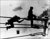 Нью-Йорк - Brooklyn Bridge painters at work high above New York City, on 03 December 1915 США, Нью-Йорк (штат), Нью-Йорк, Бруклин