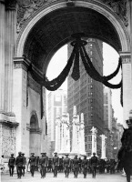 Нью-Йорк - Colonel Donovan and staff of 165th Infantry, passing under the Victory Arch, New York City. США,  Нью-Йорк (штат),  Нью-Йорк,  Манхеттен