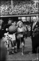 Нью-Йорк - Мэрилин Монро лихо открывает футбольный матч США - Израиль. Нью-Йорк, 1959 г.