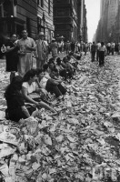 Нью-Йорк - Нью-Йорк после празднования победы во Второй Мировой. 14 августа 1945 г.