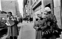 Нью-Йорк - Девушки увидели Ив Монтана на 5-ой Авеню в Нью-Йорке. 1961 г.