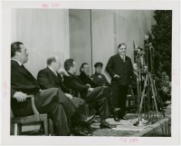 Нью-Йорк - Фьорелло Ла Гвардия выступает перед советскими участниками