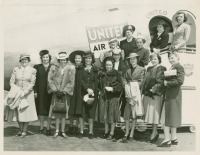Нью-Йорк - Женщины перед самолётом Юнайтед Аэрлайнс