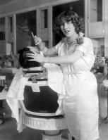 Нью-Йорк - Первая женщина парикмахер в Нью-Йорке