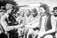 Румыния - Жители города Констанца беседуют с советскими воинами - освободителями