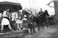 Румыния - Румынские крестьяне одного из селений поят лошадей советских конников