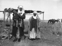 Китай - Район р. Агиас. Киргизские женщины с ребёнком, 1906-1908