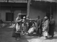 Китай - Аксу. Взвешивание товара на базаре, 1906-1908