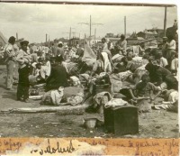 Саратов - Беженцы на берегу Волги ждут парохода
