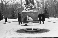 Саратов - У памятника борцам революции 1917 года