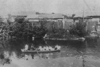 Саратов - Суворовцы катаются на лодке в парке культуры и отдыха
