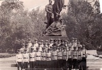 Саратов - Суворовцы у памятника борцам революции 1917 г.
