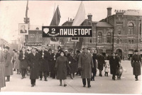Саратов - Колонна 2-го горпищеторга на демонстрации 7 ноября