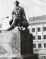 Саратов - Памятник М.В.Ломоносову у завода 