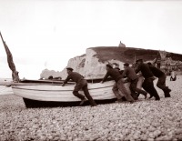 Франция - Fishermen Launching a Boat, ?tretat Франция